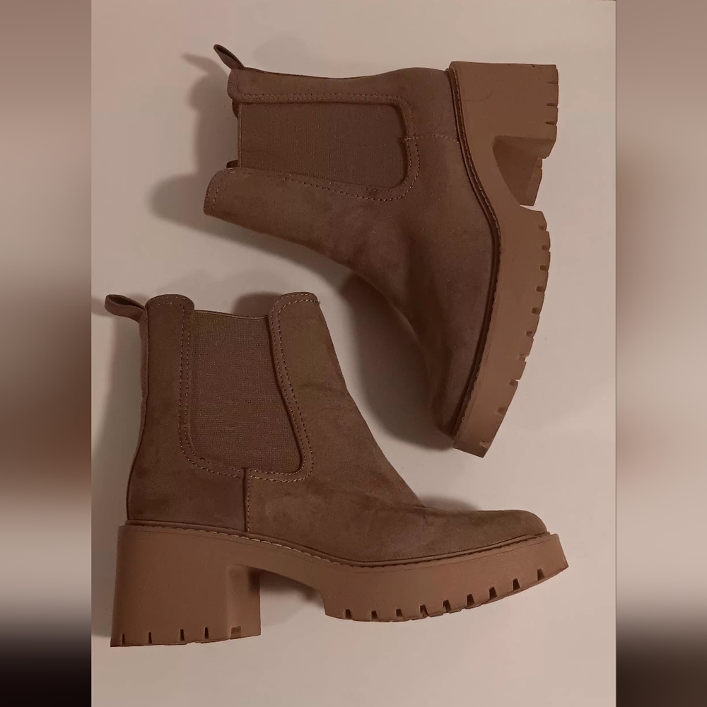 Women's Block Heel Chelsea Boots Size 6 Beige Tan Faux Suede Universal Thread